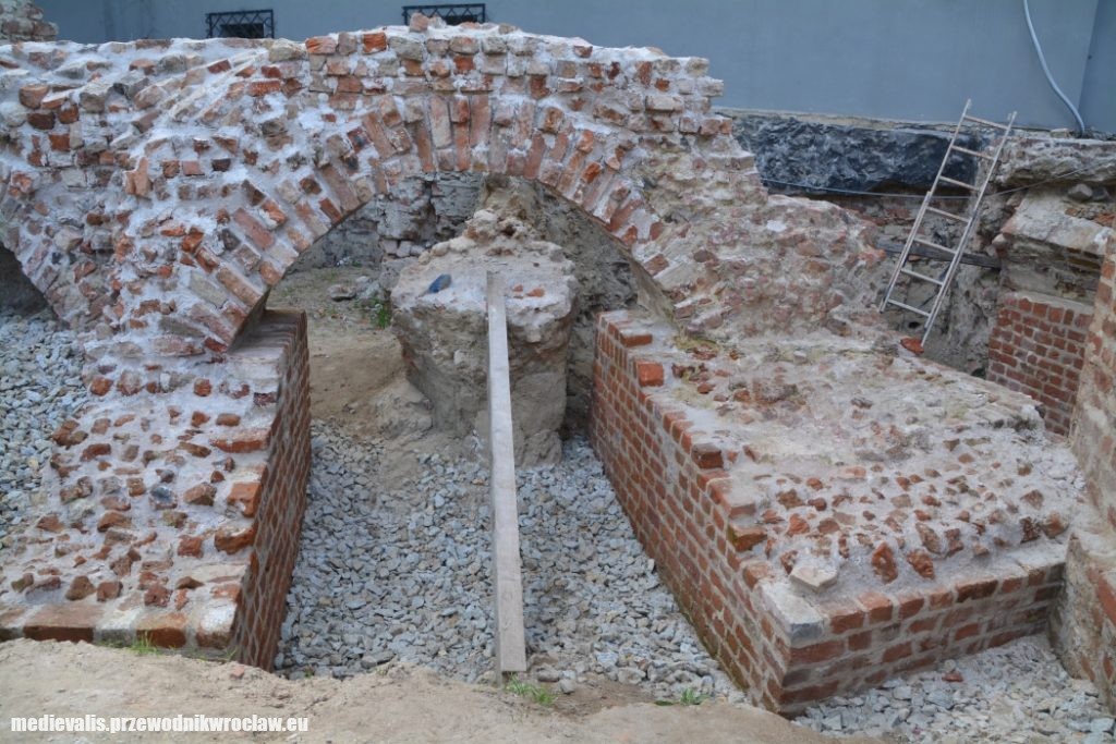 Pierścień fundamentowy budowli osiemnastobocznej po konserwacji